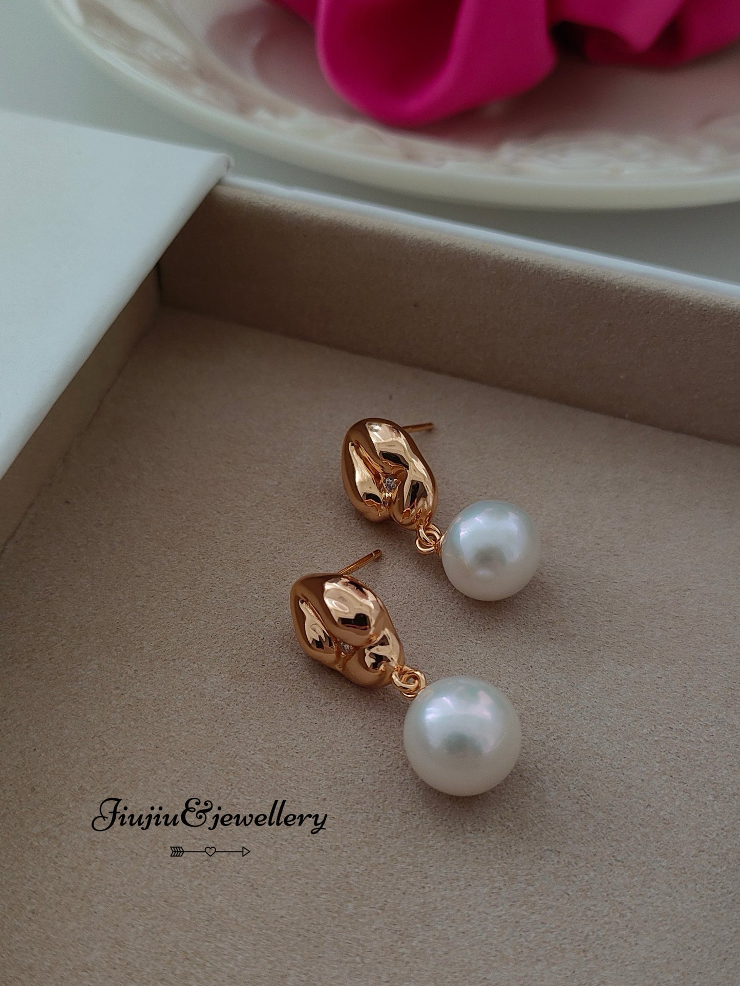 Squeeze Shape Pearl Earrings