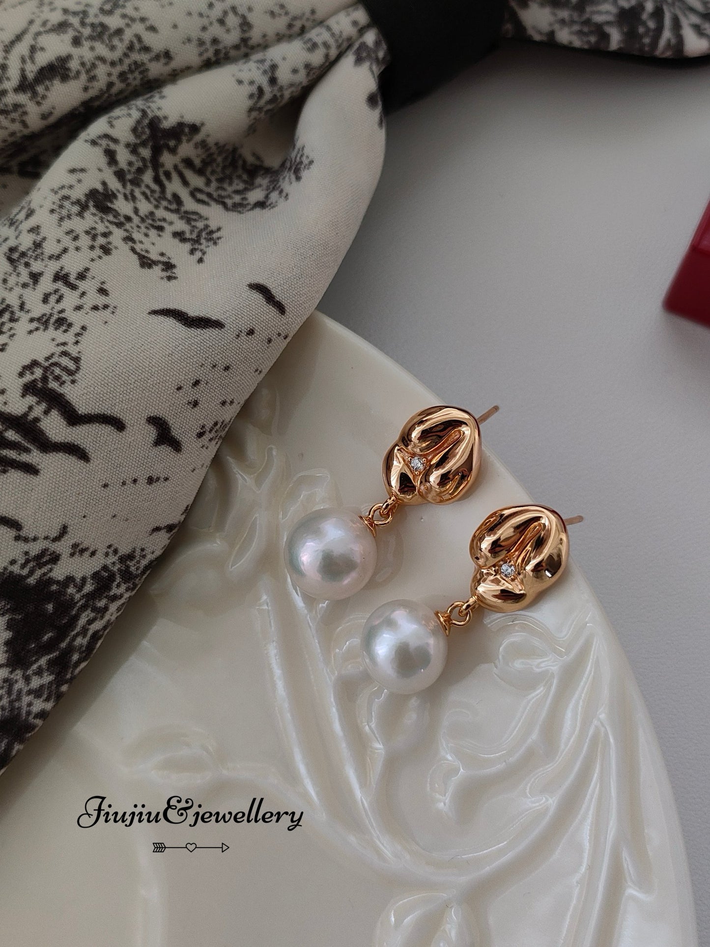 Squeeze Shape Pearl Earrings